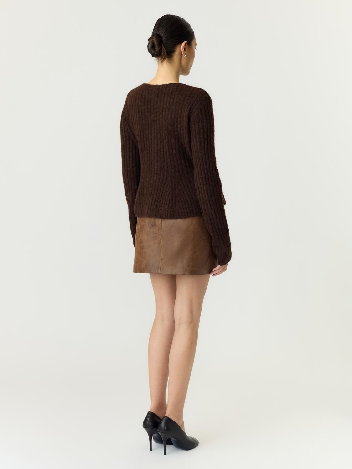 model_shot-back